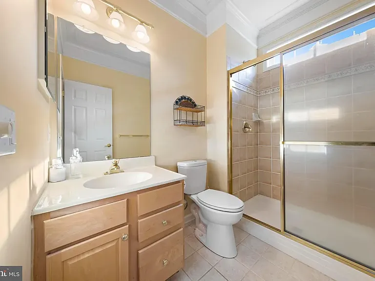Entry Hall Full Bath w Shower