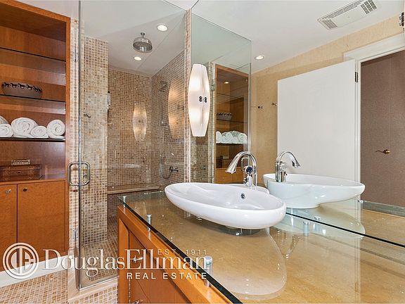 4th image of 425 E 58th St APT 33C