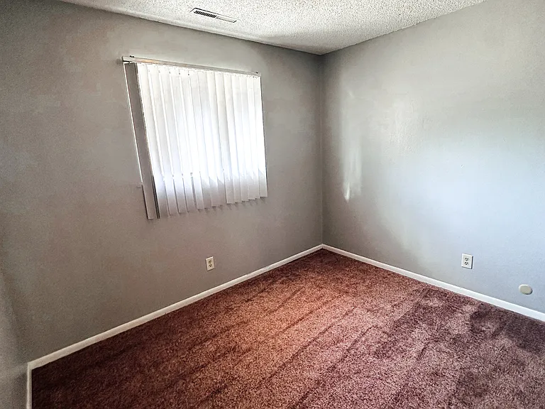 1627 W Maple St — Photo 8
