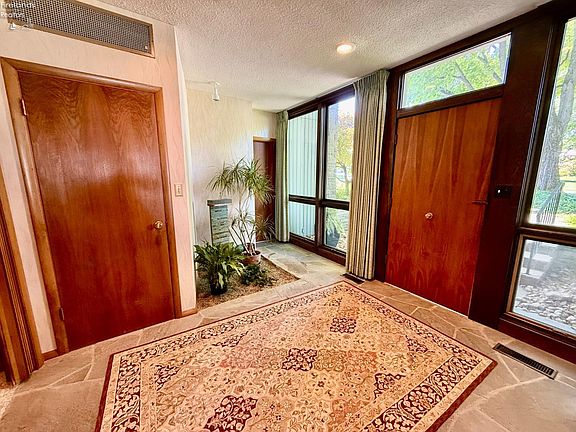 3rd image of 52 Breezewood Dr