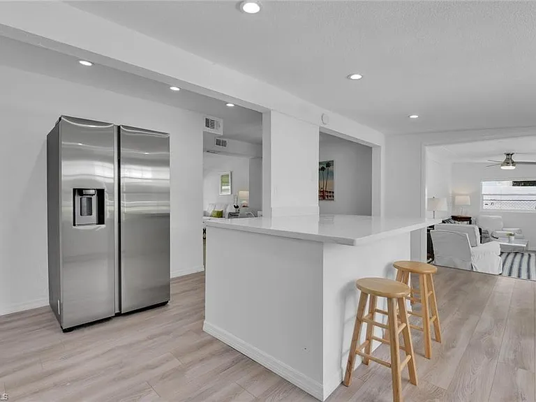2048 Holiday Ln — Photo 9