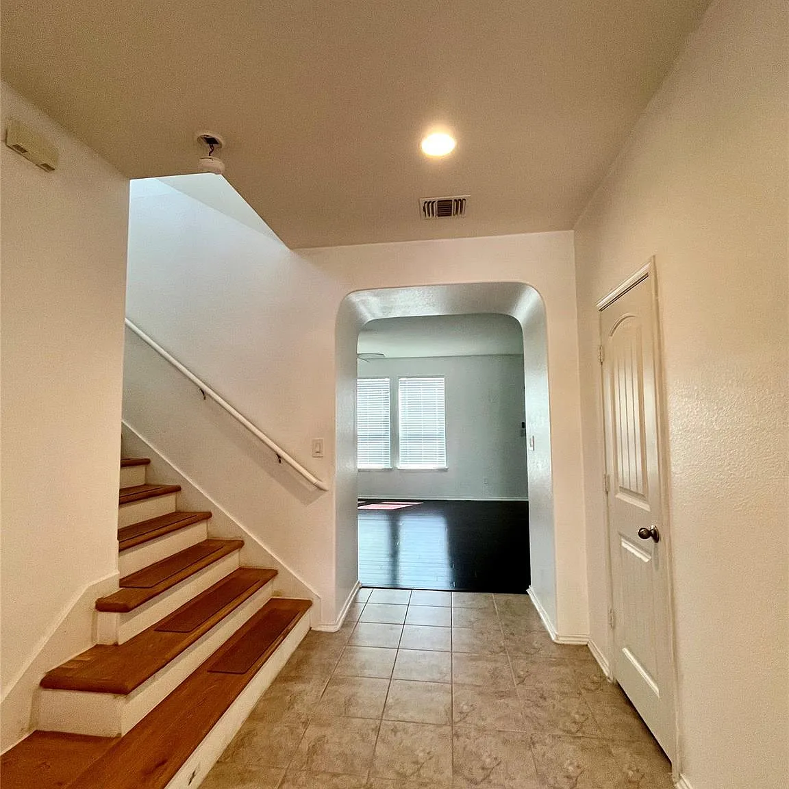 3 bed, 2.5 bath, 2244 sqft, $2,300 — Photo 3