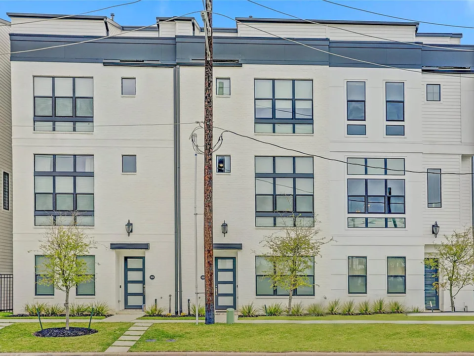1104 Ennis St