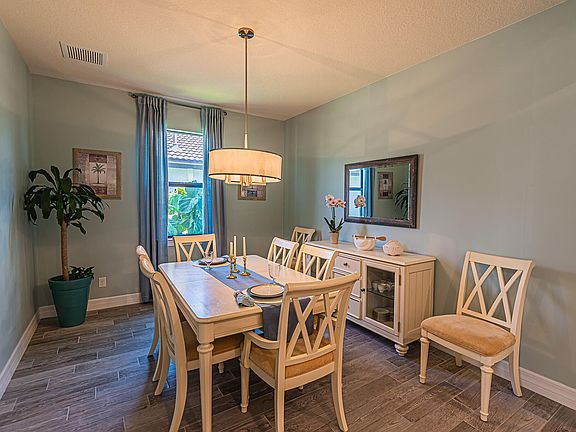 5th image of 384 SE Courances Drive