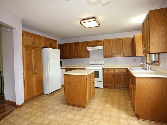 5th image of 1716 Cottage Ave E