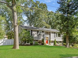 238 S Cobble Hill Rd, Warwick, RI 02886