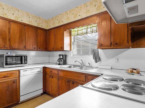 5th image of 602 SW Chapel Hill St