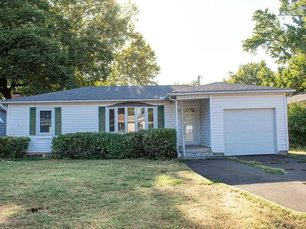 103 Warwick Rd, Coffeyville, KS 67337