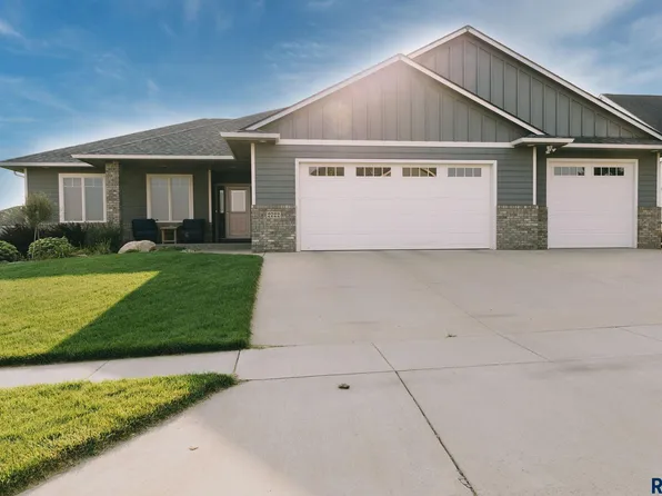 2722 S Burns Knoll Cir, Sioux Falls, SD 57110