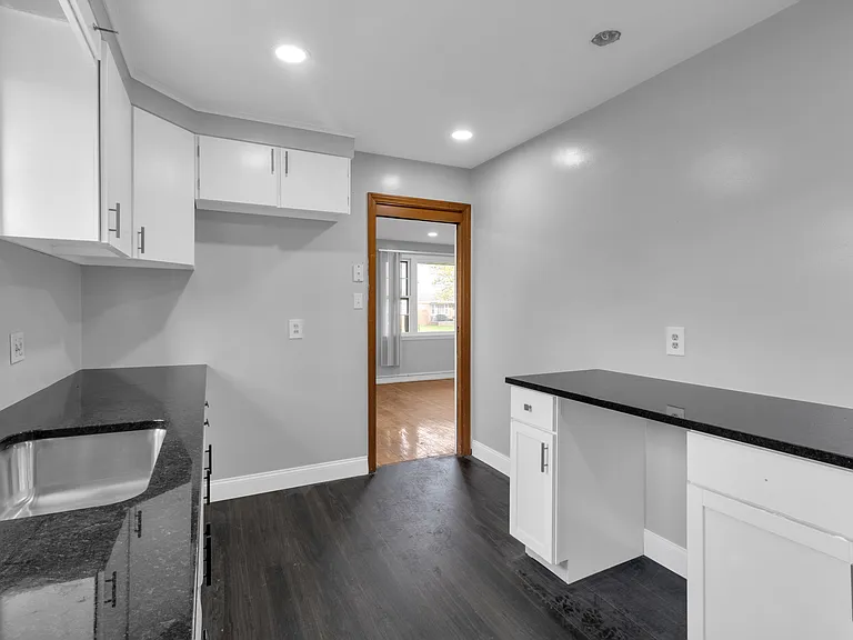 122 Alberta Dr — Photo 10
