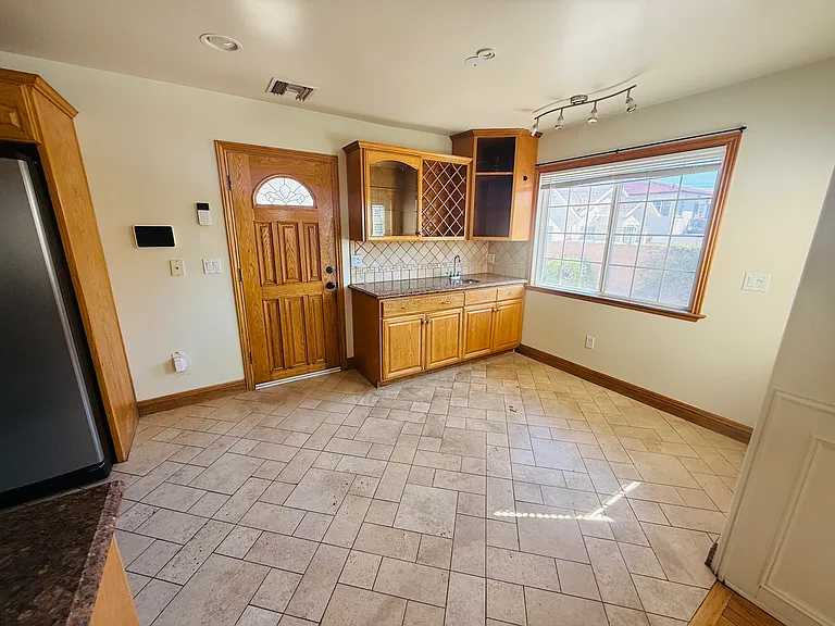 view of wet bar & breakfast nook