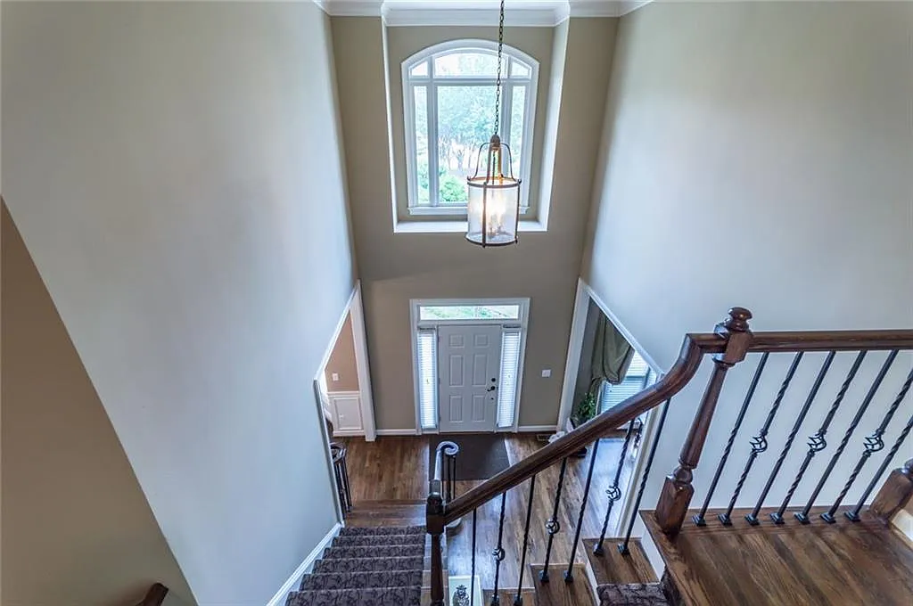 6 bed, 4445 sqft, $4,950 — Photo 2