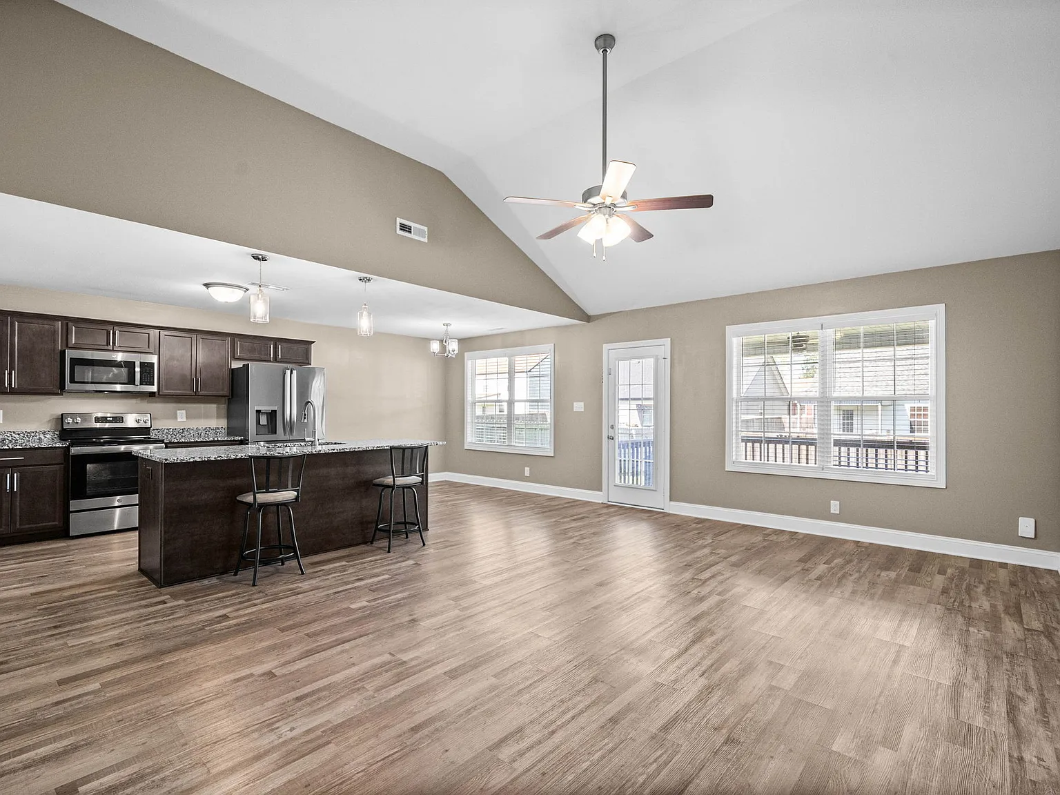 3 bed, 1373 sqft, $2,000 — Photo 4