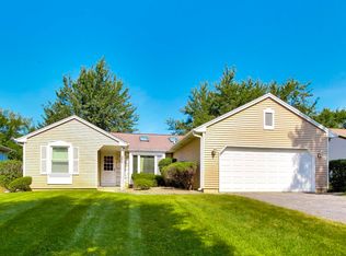 946 W Clearwater St, Roselle, IL 60172