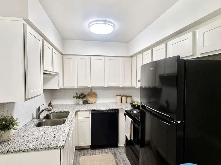 501 Greenbriar Rd #F — Photo 2