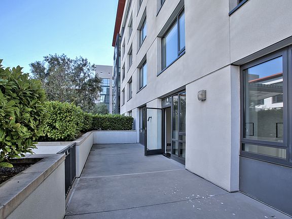 2nd image of 250 King St Unit 470
