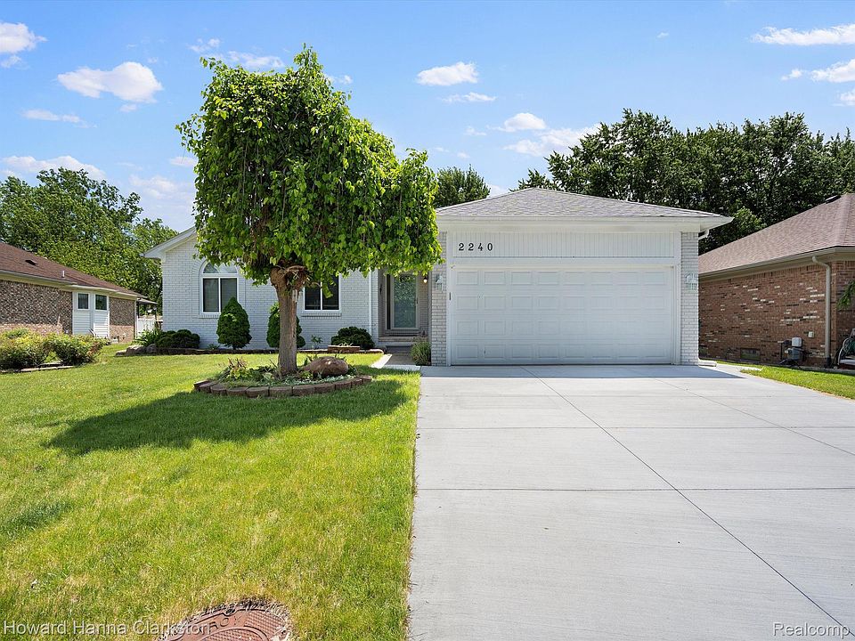 1st image of 2240 Camelot Dr