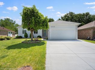 2240 Camelot Dr, Troy, MI