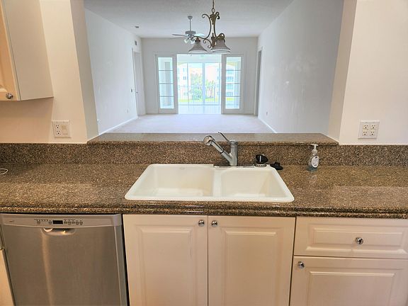 5th image of 8 Harbour Isle Drive E #305