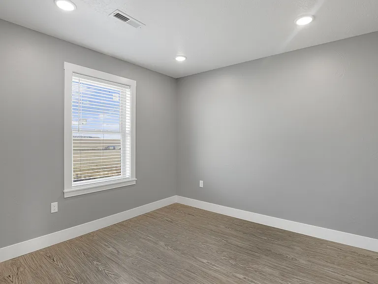 124 42nd Ave NE #3 — Photo 4