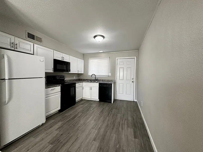 416 W 12th St #8 — Photo 9