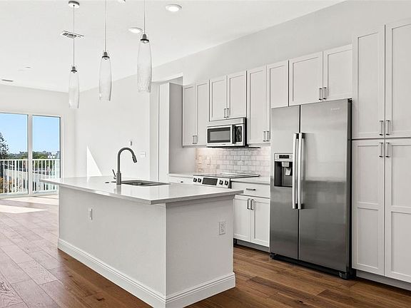 4th image of 644 3rd Ave S #503