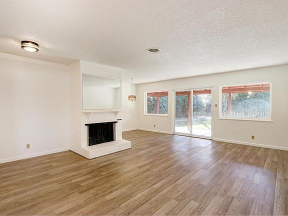 3rd image of 1105 Amberwood Rd