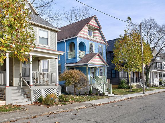 3rd image of 1326 Oak St
