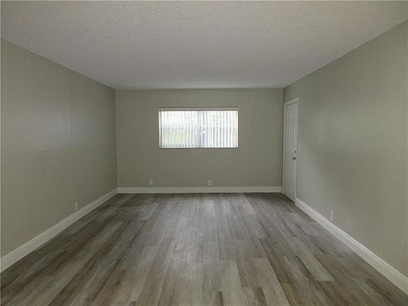 5th image of 4240 Woodside Dr APT 3