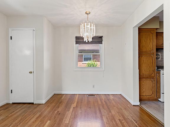 4th image of 275 Zandale Dr