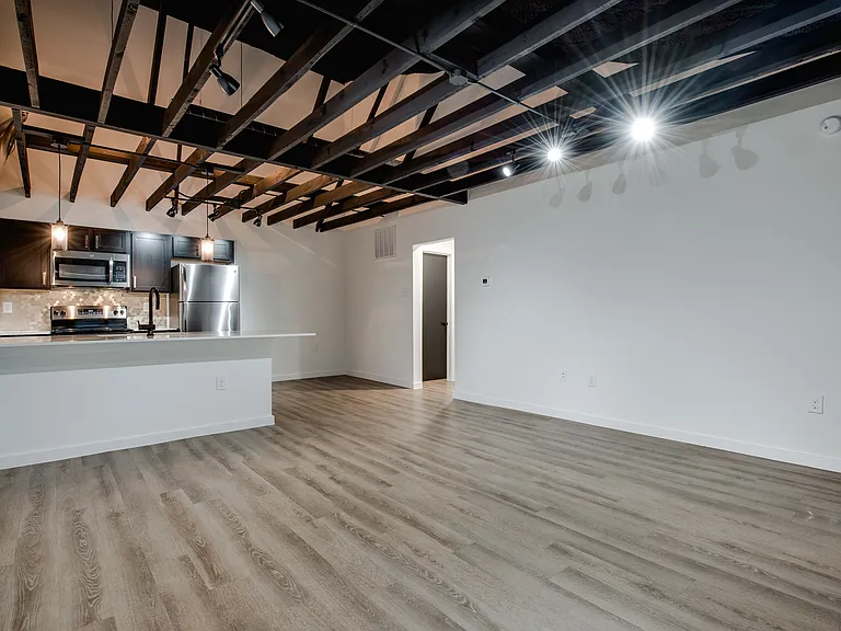 Live Oak Manor — Photo 13