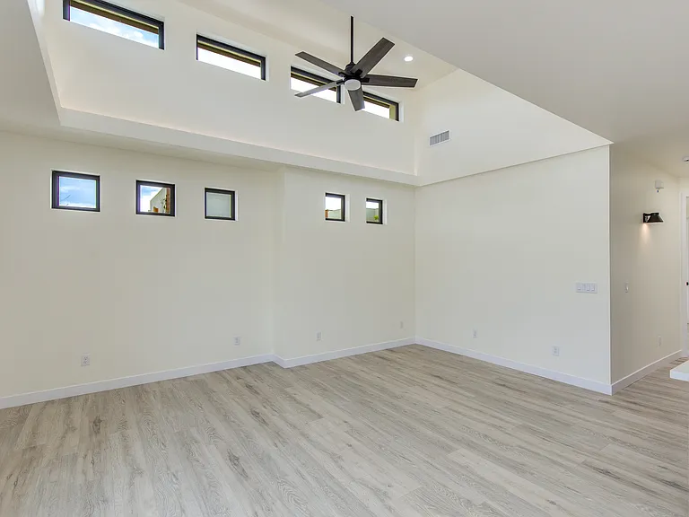 622 W 5th St — Photo 3
