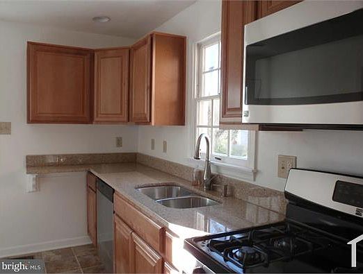 5th image of 1420 N Longfellow St