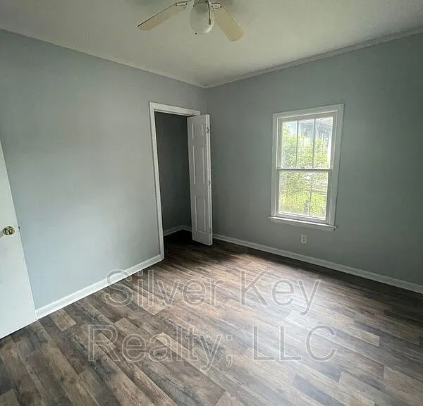 914 E Madison Ave — Photo 6