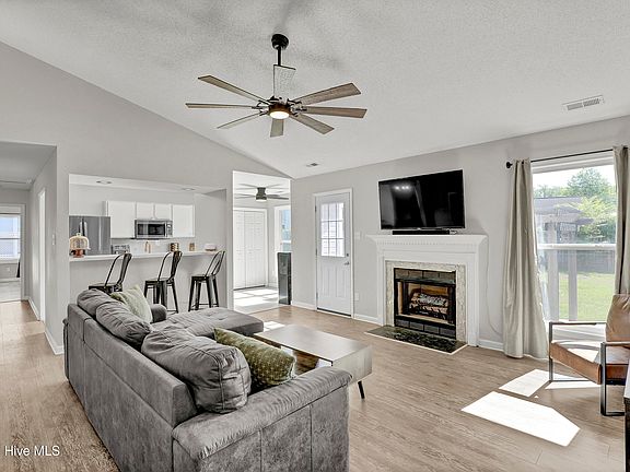 4th image of 527 Raintree Road