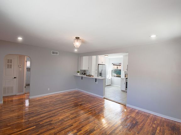 5th image of 2728 Byron St