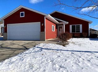 909 Deer Ln, Brookings, SD 57006