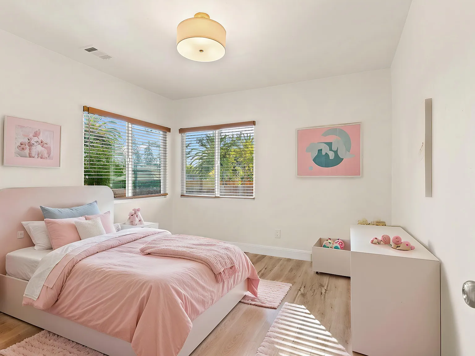 3 bed, 1049 sqft, $3,888 — Photo 4