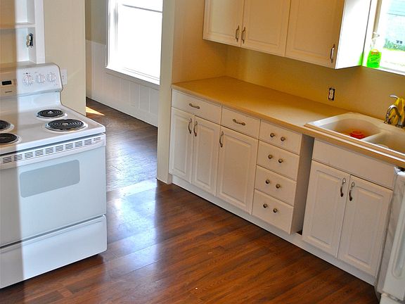 3rd image of 100 Harriman St