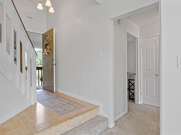 4th image of 425 E Lake Cir