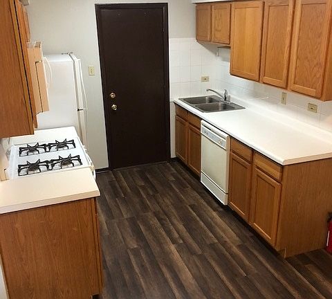 4th image of 9860 153rd St #205