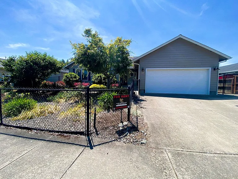 2409 SE Chinaberry Ave — Photo 2