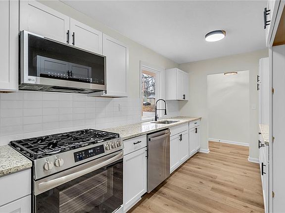 4th image of 501 W 90th Ter