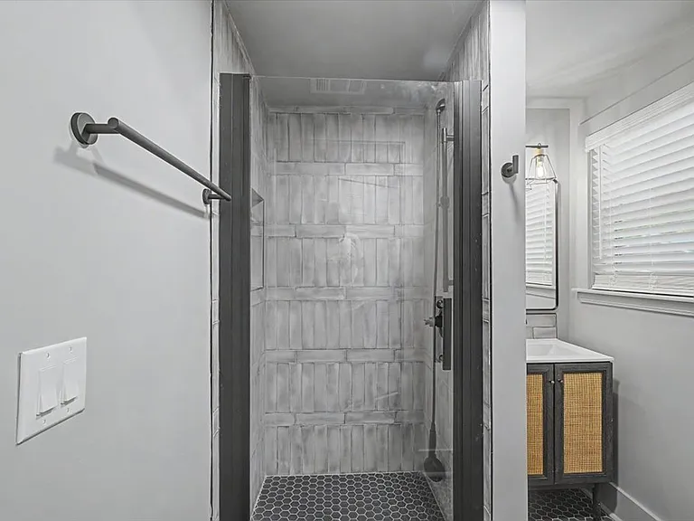 638 E 37th St #D — Photo 12