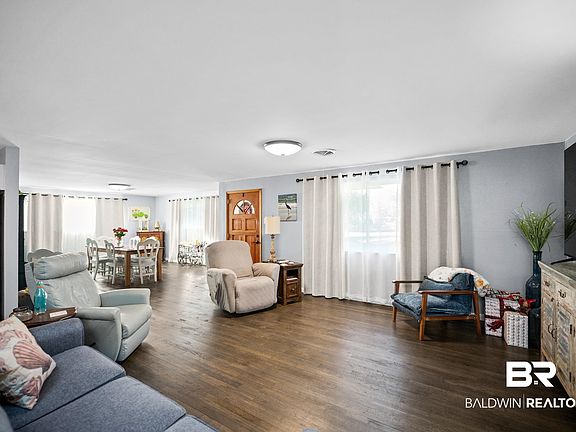 5th image of 401 W Myrtle Ave