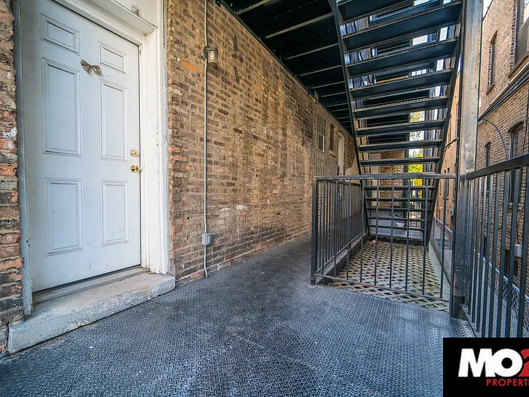 2324 W Thomas St #2R — Photo 7
