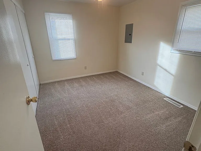 3504 Oakview Dr — Photo 11