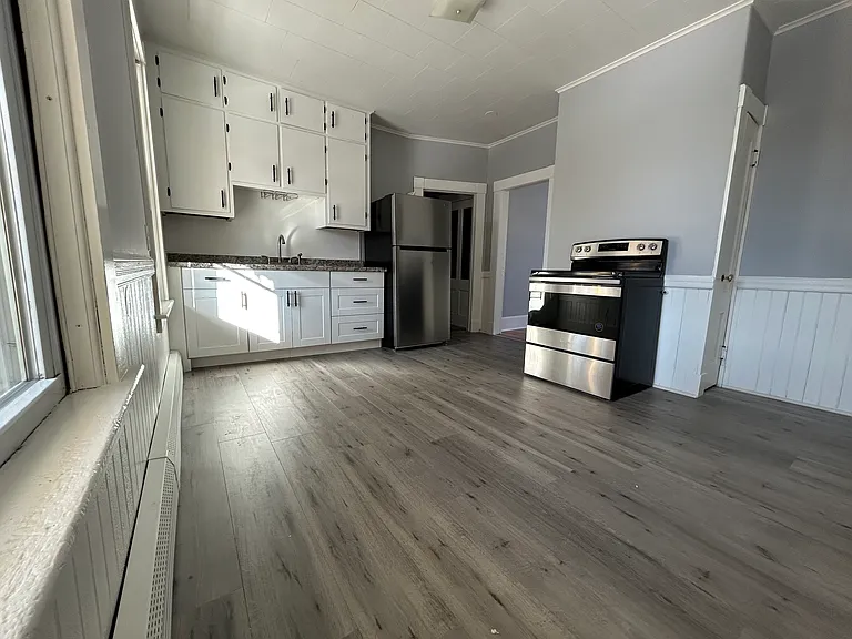 201 Roxbury St #2R — Photo 3