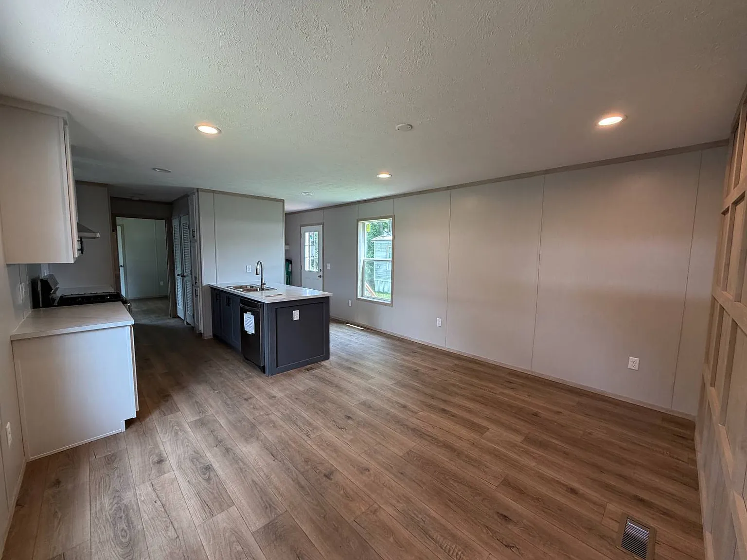 3 bed, 2.0 bath, 1056 sqft, $1,290 — Photo 2