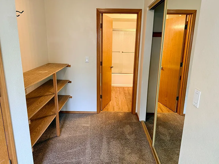 Large 980sq. 1 bedroom apartment with attached garage plus 1 parking space — Photo 15